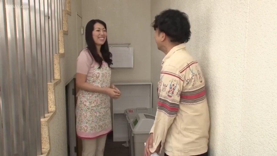 交谈 · 站立 · 中景 · 微笑 · 楼梯间 · 熟女 · 围裙 · 垃圾桶