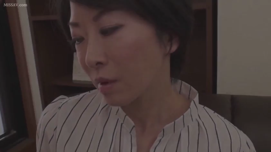 室内 · 坐姿 · 忧郁 · 脸部 · 条纹衬衫 · 凝视 · 熟女