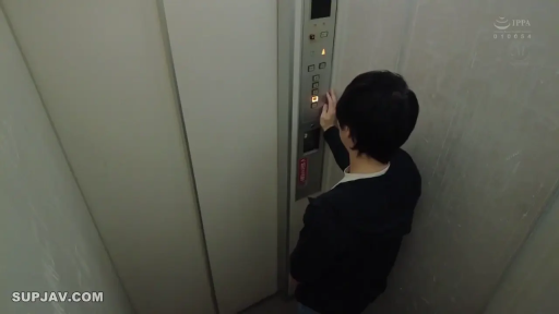 站立 · 外套 · 男性 · 電梯 · 电梯面板 · 按键