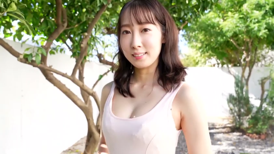 中景 · 沙发 · 微笑 · 正坐 · 房间 · 连衣裙 · 素人 · 采访