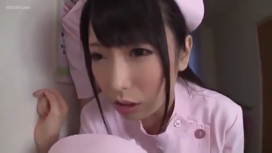 室内 · 身をかがめる · 护士服 · 顔部のクローズアップ · 観察 · 惊讶