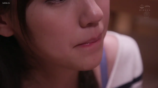 室内 · 脸部 · 白色上衣 · 哀怨 · 大特写