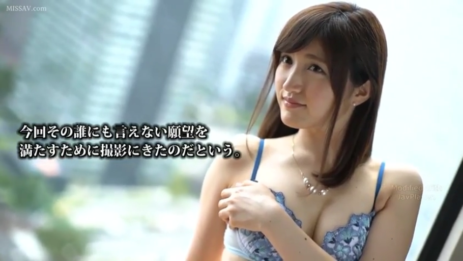 站立 · 微笑 · 上半身 · 蓝色蕾丝内衣 · 窗前 · 整理胸罩