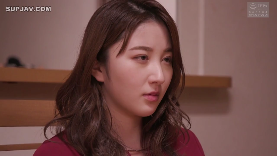 室内 · 坐姿 · 沉思 · 脸部特写 · 长发 · 忧伤 · 红色上衣