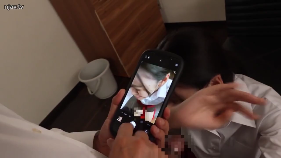 专注 · 白衬衫 · 跪姿 · 办公室内 · 智能手机 · 视角POV · 手机与脸部 · 口交并自拍