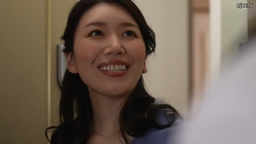 室内 · 护士服 · 脸部特写 · 站立 · 微笑 · 交流 · 日本