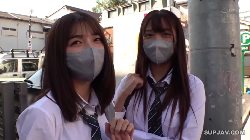 遮挡 · 校服 · 站立 · 街道 · 口罩 · 漫步 · 双人户外