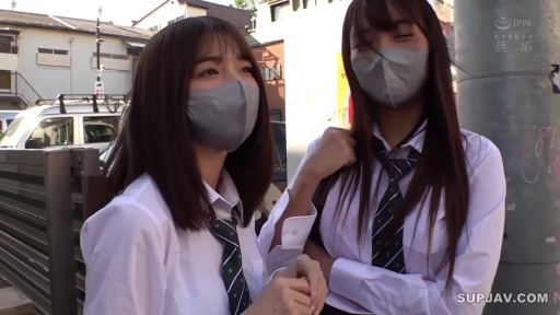 Conversation · School uniform · Stand · 平静 · Half-body · Outdoor · 口罩 · 街景