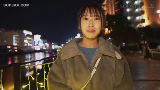 中景 · 微笑 · 正面に立って · カメラを見て · 户外夜景 · 灰色毛绒外套 · 日本女优 · 白色斜挎包