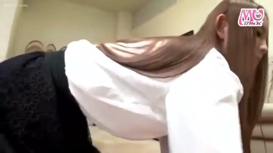 室内 · 中景 · 白衬衫 · 跪趴