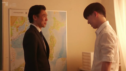 严肃 · 办公室 · 中景 · 对峙 · 对站 · 西装衬衫 · 地图 · 男男