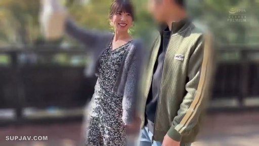 全景 · 平静 · 沙发 · 房间 · 水手服 · 端坐 · 明亮 · 坐谈