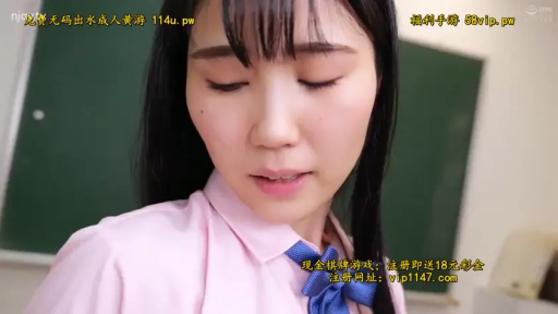 教室 · 低头 · 站立 · 平静 · 面部特写 · 黑板 · 黑发 · 粉色衬衫校服