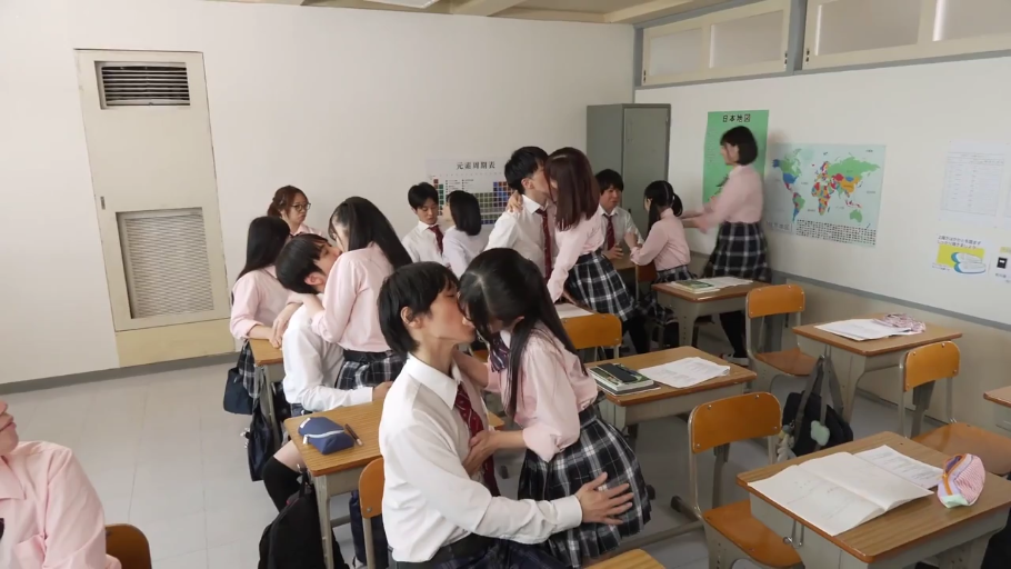 坐姿 · 教室 · 陶醉 · 全景 · 课桌 · 多人 · 接吻 · JK制服