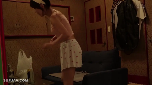 室内 · 站立 · 中景 · 平静 · 暗光 · 易拉罐 · 吊带短裤 · 持罐