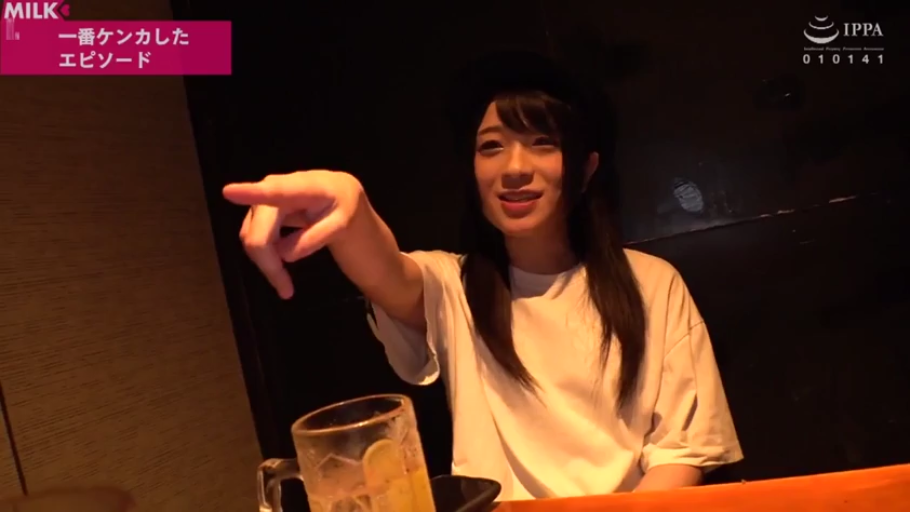 微笑 · 半身 · 酒杯 · 谈话 · 白色T恤 · 居酒屋 · 素人风 · 指向