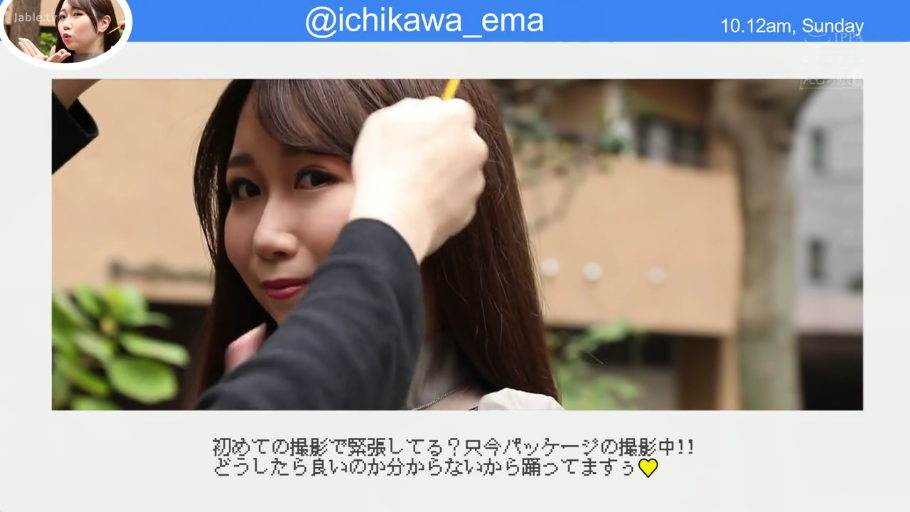 回眸 · 微笑 · 面部特写 · 户外 · 浅色上衣 · 梳子 · 整理发型 · 日本女性