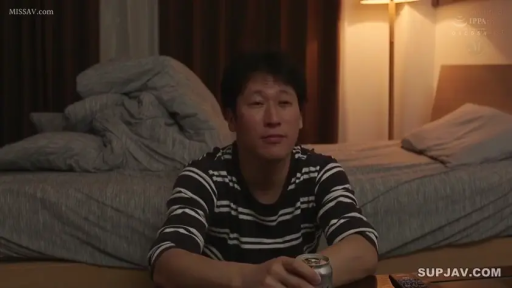 坐姿 · 卧室 · 上半身 · 条纹衫 · 平淡 · 易拉罐 · 喝酒