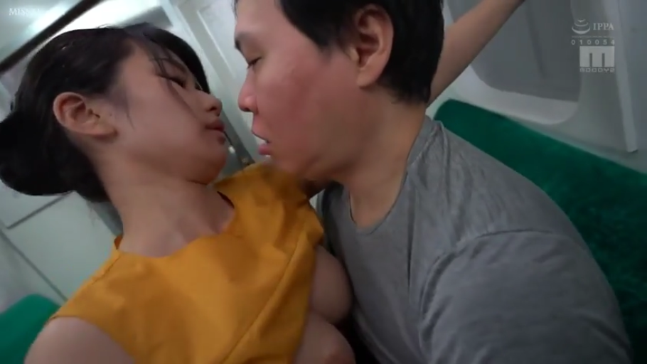 迷離 · 半身特寫 · 裸露胸部 · 痴汉题材 · 電車內 · 依偎 · 黄色无袖衫