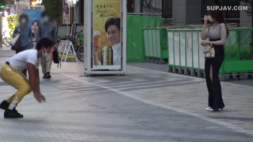 平静 · 远景 · 手提包 · 街道 · 户外街拍 · 日常休闲装 · 蹲伏 · 街头互动