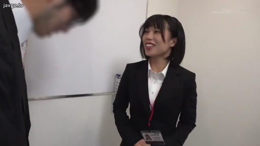 室内 · 中景 · 微笑 · 货架 · 灰色卫衣 · 侧立 · 挑选商品 · 成人商店