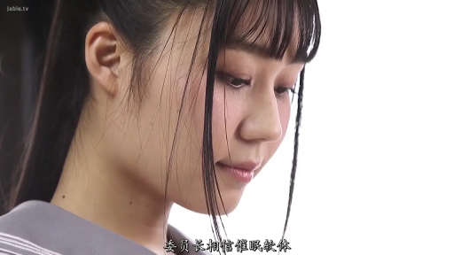 室内 · 低头 · 侧脸特写 · 学生装 · 恬静 · 无行为 · 高颜值