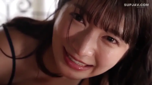 室内 · 微笑 · 面部特写 · 凝视 · 汗水 · 俯视 · 黑色吊带