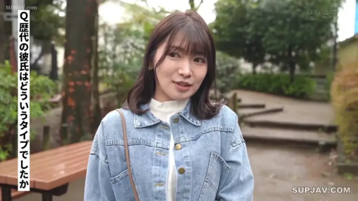 Stand · Medium shot · Smile · 交流 · Park · 牛仔外套 · One-shoulder bag · 街头采访