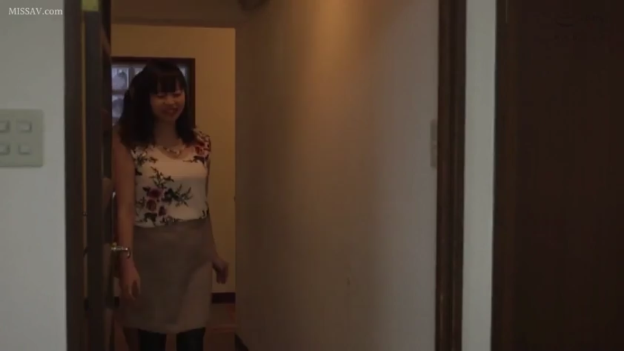 走廊 · 全身 · 站立 · 微笑 · 长发 · 进入房间 · 褐色短裙