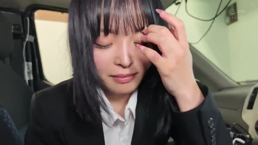 坐姿 · 脸部特写 · 职业西装 · 车内 · 哭泣 · 悲伤