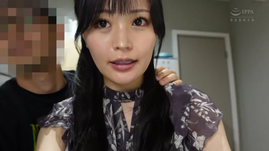 室内 · 坐姿 · 脸部特写 · 自然 · 日本AV · 被搭肩 · 碎花雪纺衫