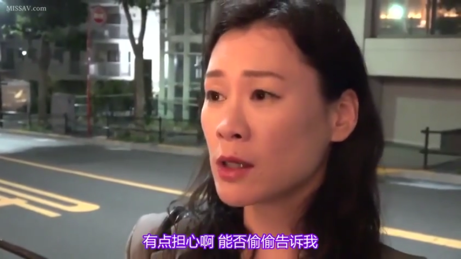 交谈 · 脸部特写 · 站立 · 便服 · 担忧 · 街头采访 · 街头 · 背景街道