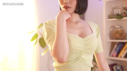 室内 · 微笑 · 书架 · 柔光 · 身体特写 · 思考 · 浅绿色针织衫 · 扶下巴