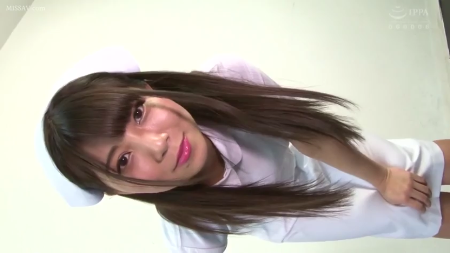 室内 · 俯身 · 护士服 · 微笑 · 凝视 · 近景