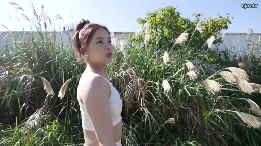 站立 · 运动背心 · 平静 · 摆拍 · 户外 · 侧脸 · 阳光 · 芦苇