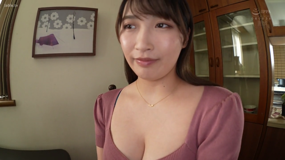 胸部のクローズアップ · 微笑 · 正坐 · 凝視 · 住宅 · 粉色低胸上衣