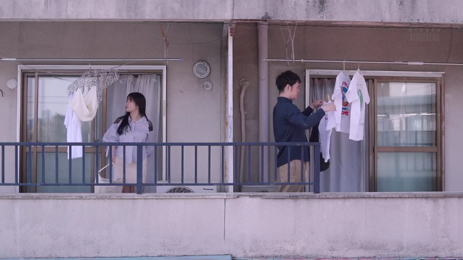 站立 · 自然 · 遠景 · 否 · 便裝 · 衣架 · 陽台 · 晾衣