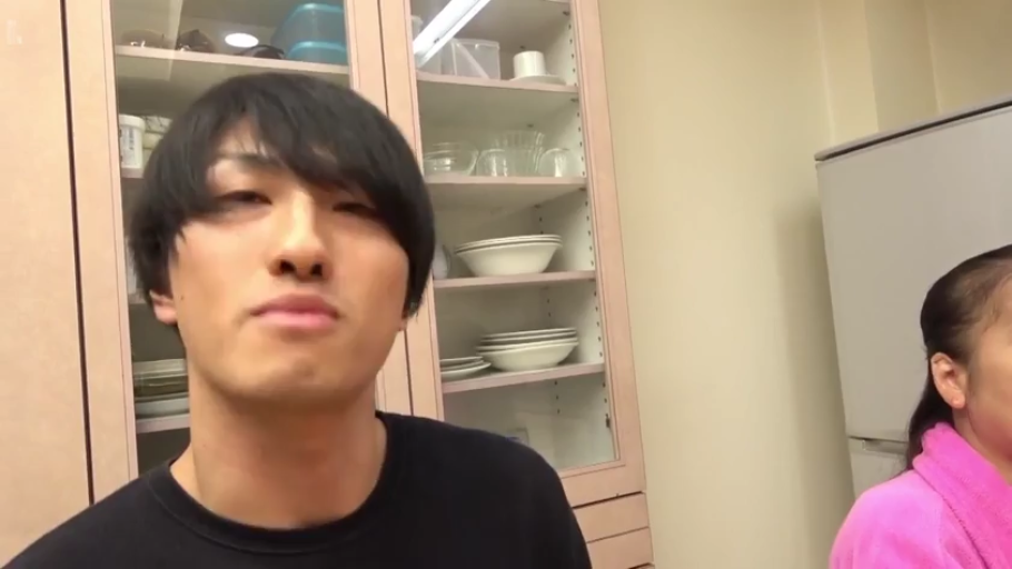 脸部特写 · 站立 · 厨房 · 黑色T恤