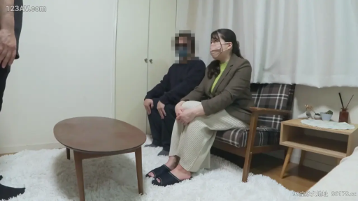 室内 · 坐姿 · 脸部特写 · 微笑 · 酒瓶 · 厨房 · 谈话 · 蕾丝上衣