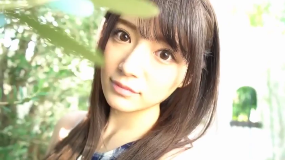 脸部特写 · 微笑 · 凝视 · 户外 · 绿植 · 格子裙 · 歪头