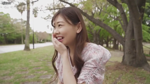 坐姿 · 公园 · 碎花上衣 · 人物特写