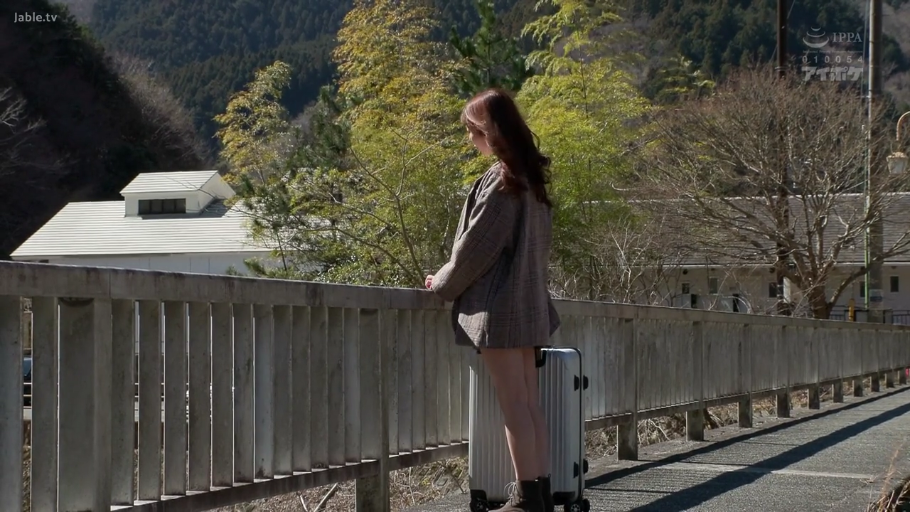 户外 · 眺望 · 美腿 · 侧站 · 格纹外套