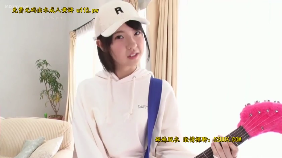 室内 · 站姿 · 微笑 · 半身 · 亚洲女性 · 白色连帽衫 · 抱吉他 · 粉色电吉他