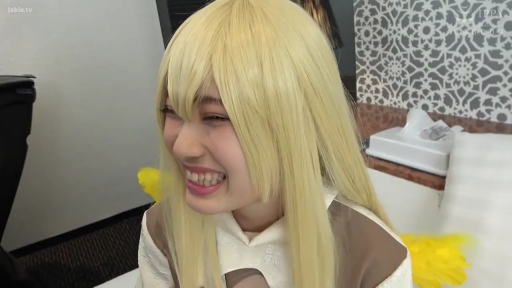 室内 · 脸部特写 · 白色上衣 · 金发 · 靠近镜头 · 注视行为 · 微笑表情