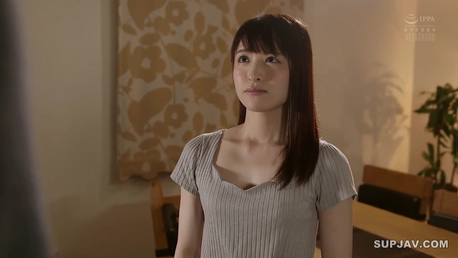 Indoor · Stand · Gaze · bland · 胸部以上 · 灰色针织短袖