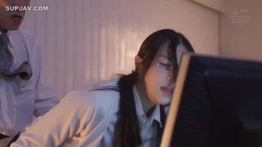 惊愕 · 办公室 · 职场性侵 · 半身特写 · パソコン ディスプレイ · ビジネススーツ · 男后女前 · 白领角色扮演