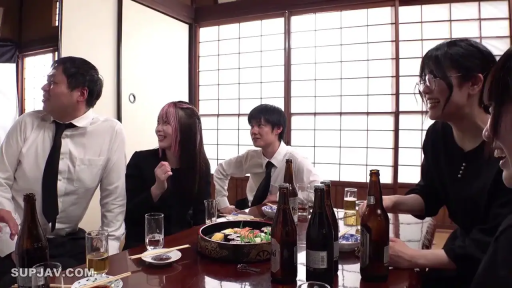 座り姿勢 · 中景 · 聚餐喝酒 · 开怀大笑 · 正装 · 日式和室 · 多人聚会 · 啤酒瓶