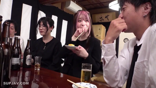 坐姿 · 微笑 · 黑色常服 · 多人 · 聚餐 · 居酒屋 · 啤酒瓶