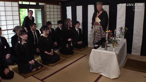 严肃 · 和室 · 全景 · 剧情 · 正坐 · 祭坛 · 丧服 · 祭祀