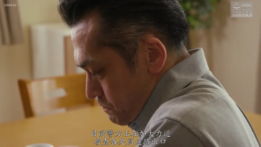 坐姿 · 严肃 · 客厅 · 休闲装 · 电视机 · 观看电视 · 电视特写 · 非色情内容